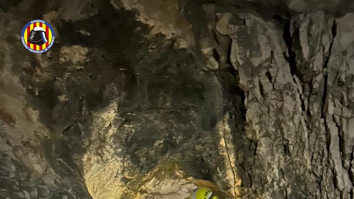 Una imagen de archivo que relata lo dificultoso del rescate en la cueva