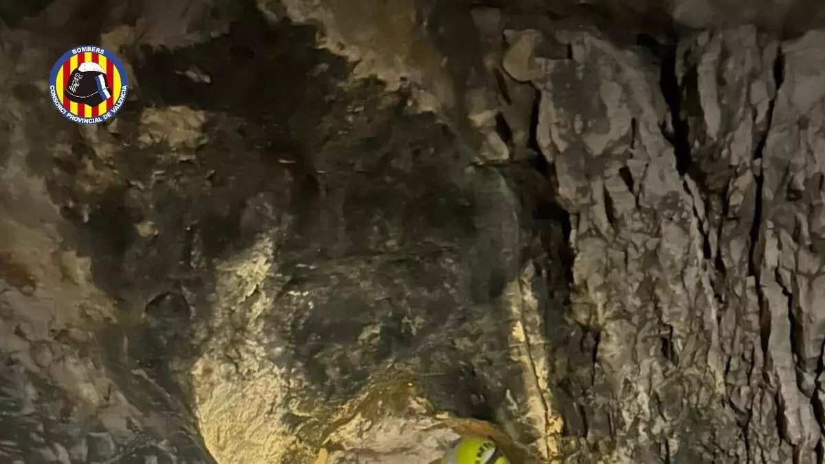 Rescatados en buen estado los cuatro hombres con problemas para salir de una cueva en Valencia