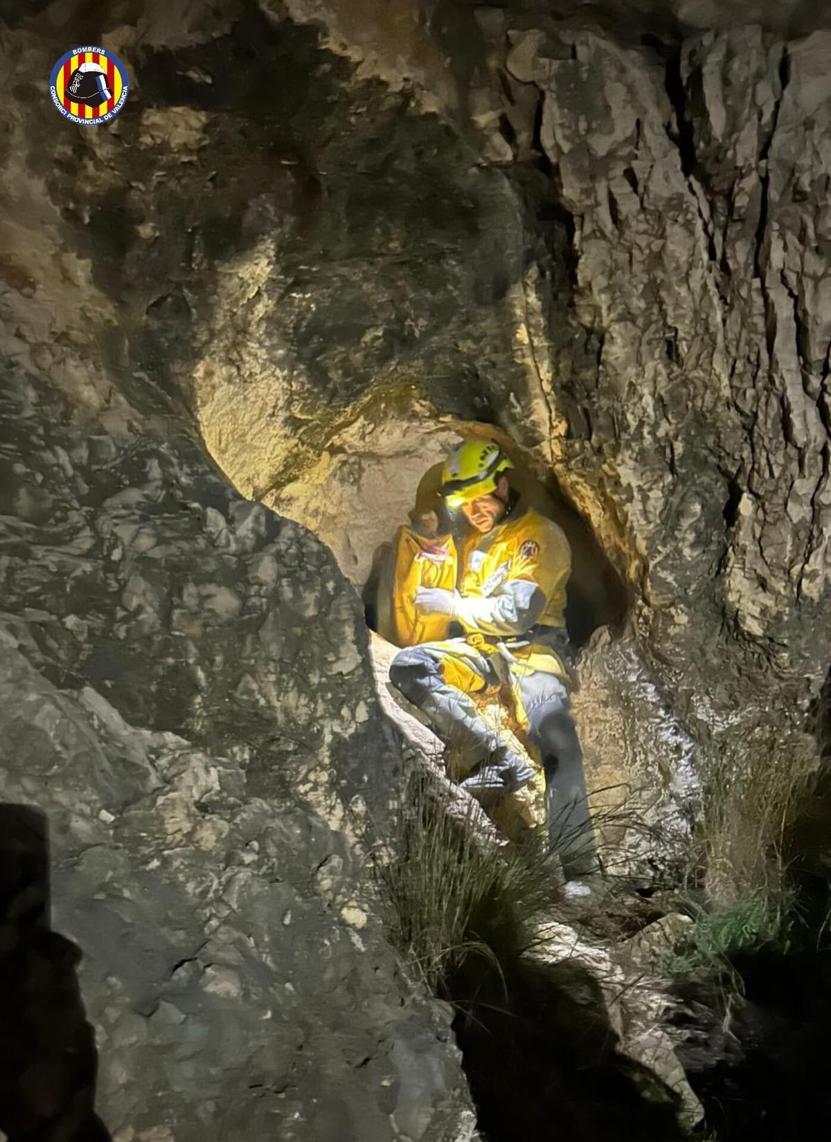 Una imagen que relata lo dificultoso del rescate en la cueva.