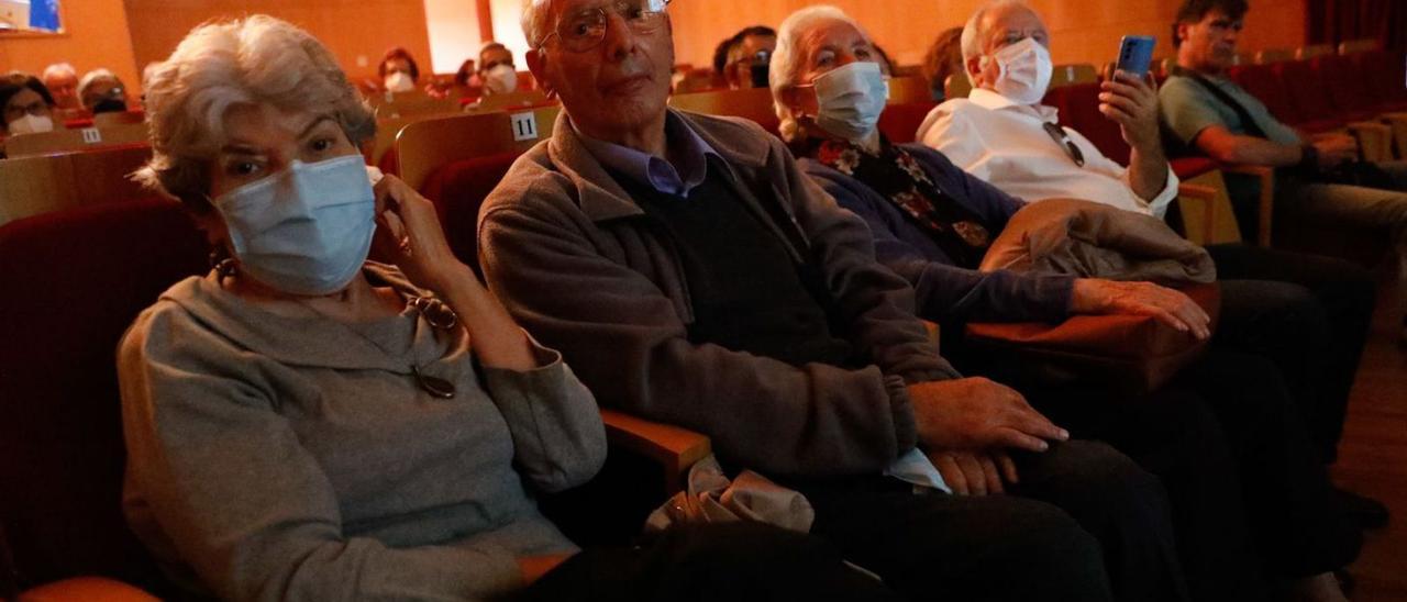 Jorge Martínez, en el centro de la imagen, ayer, en el teatro Clarín. | Mara Villamuza