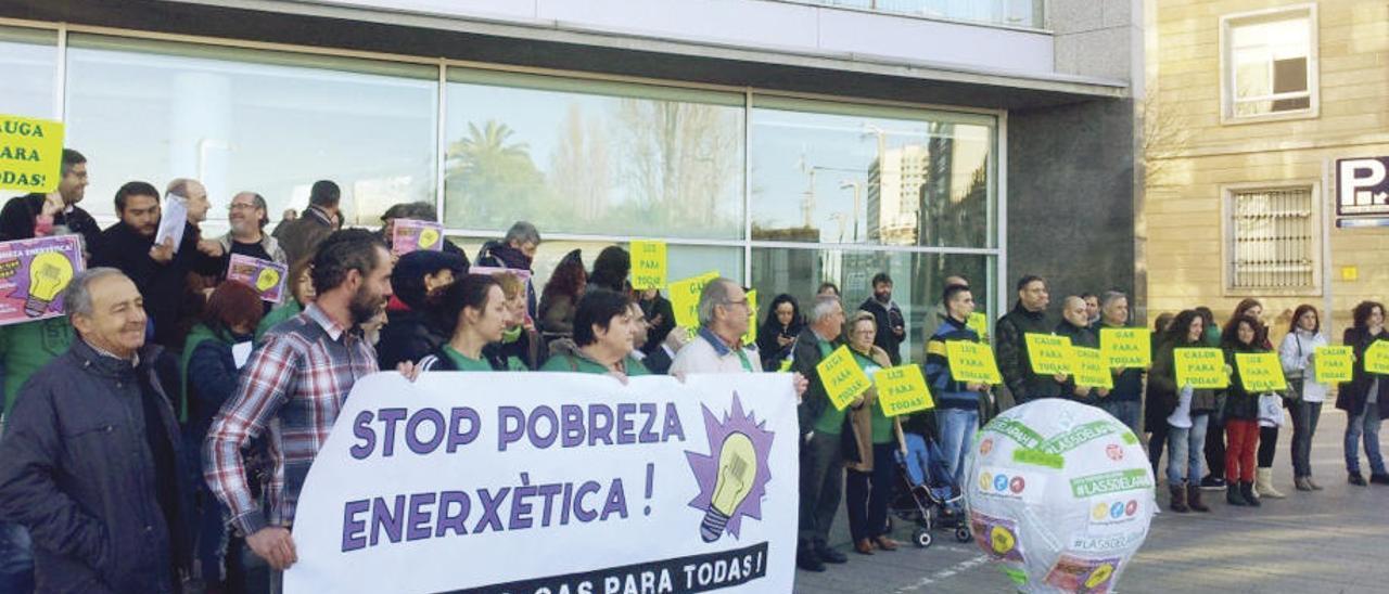 Protesta de varios colectivos contra la pobreza energética en Vigo. // FdV