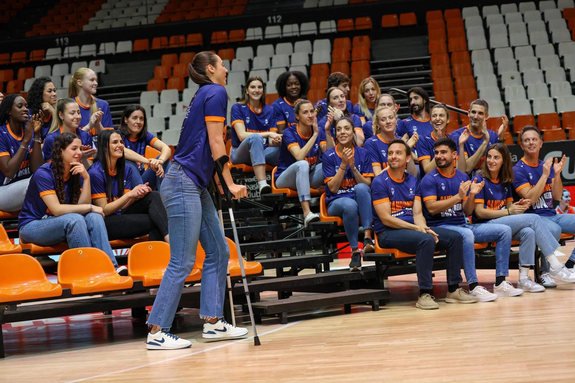 El Valencia Basket celebra a lo grande la Copa de la Reina con su afición