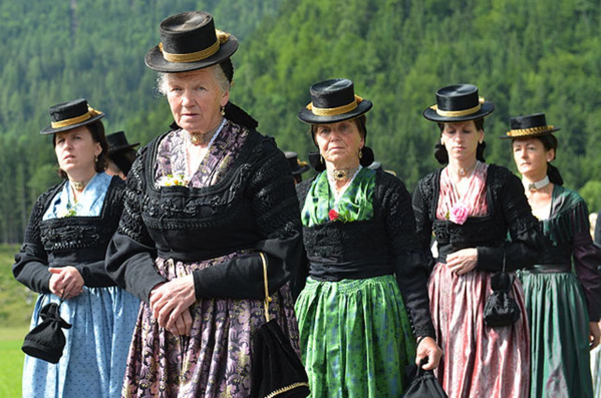 Dones amb vestits tradicionals durant una processó que marca la festa del corpus a la província austríaca de Salzburg.