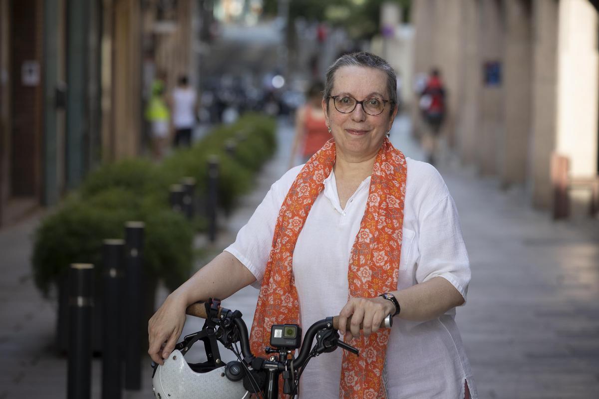 Ester, este viernes, a primera hora, siempre junto a su bici plegable