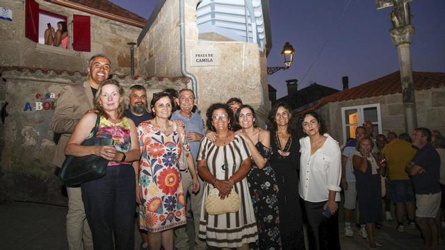 Allegados de Camila Villar, con Ángel Moldes, ante la placa con su nombre.