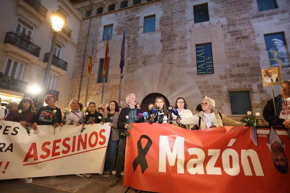 Decenas de valencianos se concentran frente a las Corts para pedir el enjuiciamiento de Mazón por su gestión de la dana