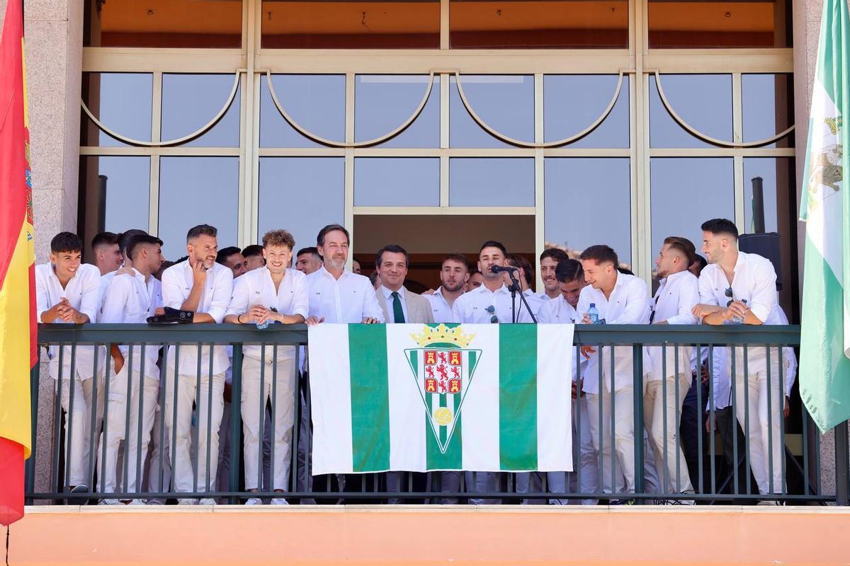 La plantilla del Córdoba CF, en el balcón del Ayuntamiento, uno de los actos de celebración por el ascenso a Segunda.