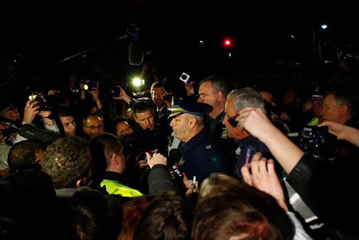 El comissari de Policia de Boston Edward Davis atén als mitjans de comunicació a Watertown.