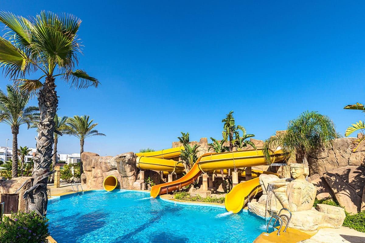 Almería tiene uno de los mejores hoteles familiares de Andalucía: con baños árabes, spa, piscinas con toboganes y habitaciones “enormes”