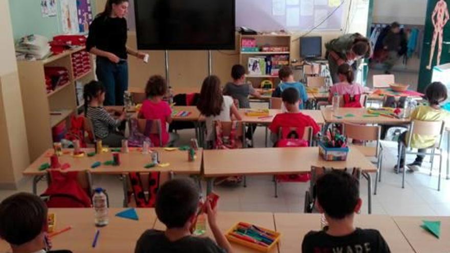 Alguns joves van fer un projecte de voluntariat a l&#039;escola de Borrassà.