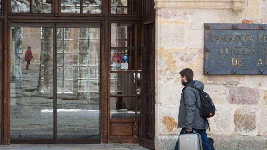 Un turista en la puerta del Parador de Zamora.