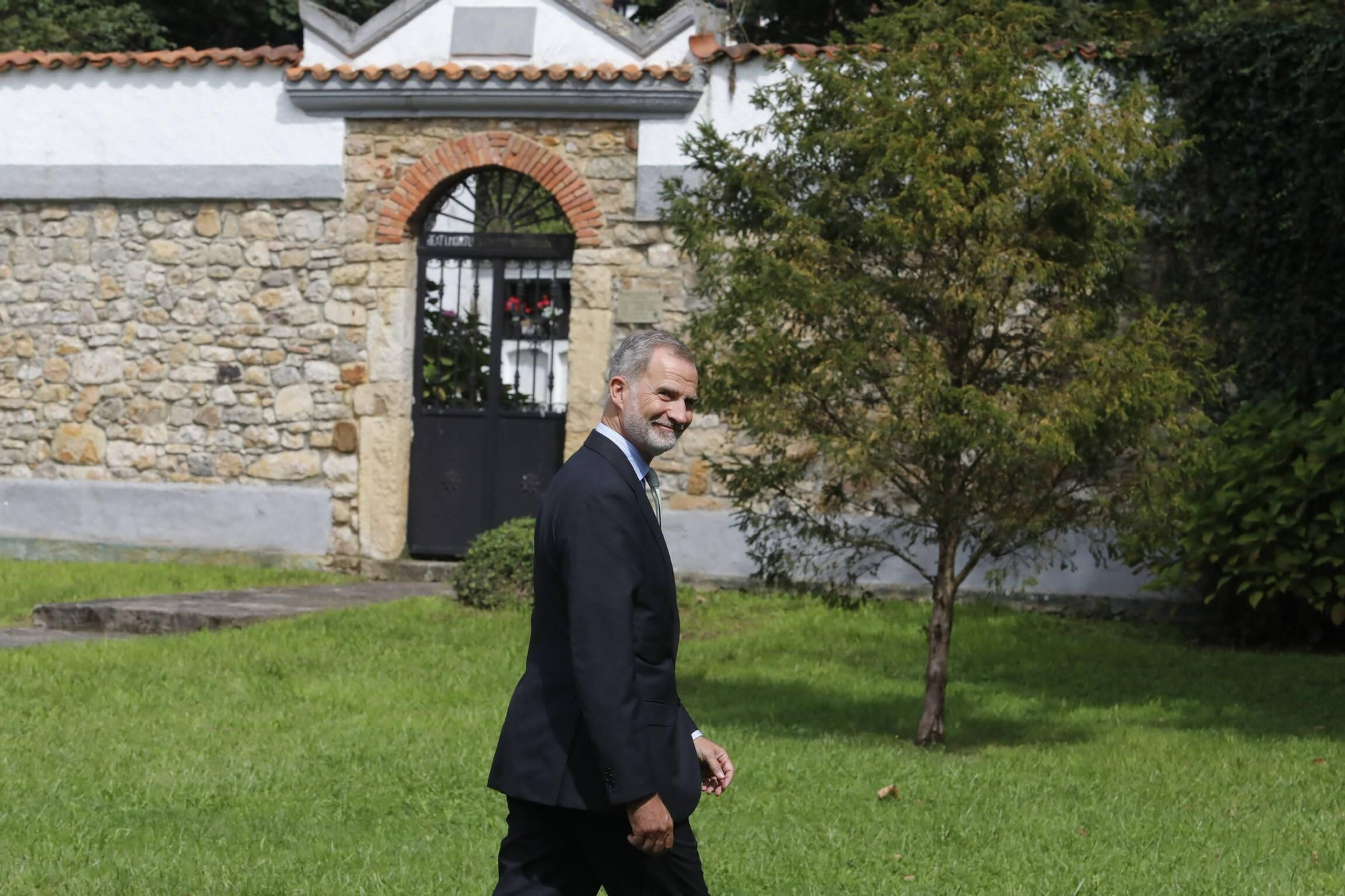 El Rey Felipe VI, testigo de excepción en la boda de su ahijado en Gijón (en imágenes)