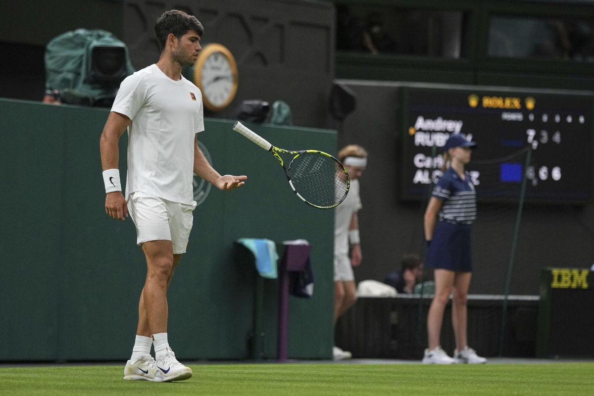 Spains Carlos Alcaraz flips his racquet as Russias Andrey Rublev returns from a comfort break during a fourth round mens singles match at the Wimbledon Tennis Championships in London, Sunday, July 6, 2025. (AP Photo/Alastair Grant). EDITORIAL USE ONLY/ONLY ITALY AND SPAIN