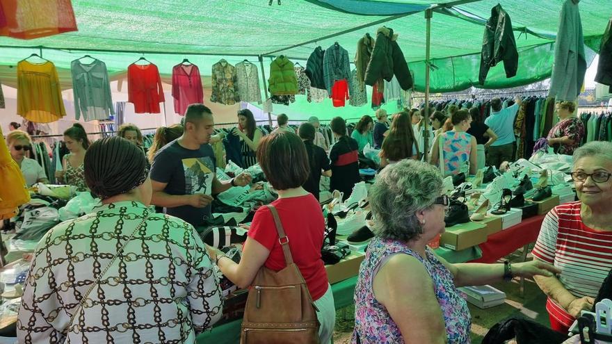Mérida celebra su mercadillo extraordinario con gran éxito de público