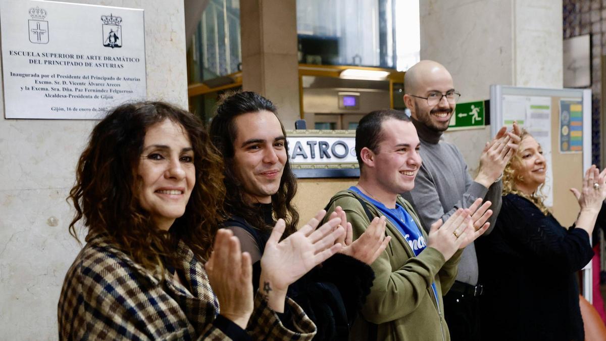 La actriz Melani Olivares visita en Gijón a los alumnos de la Escuela Superior de Arte Dramático, que celebran el Día Mundial del Teatro