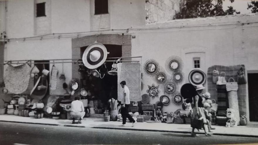 Imagen de los años 70 de las tiendas de artesanía en la travesía de la N-332 en Gata. | LEVANTE-EMV