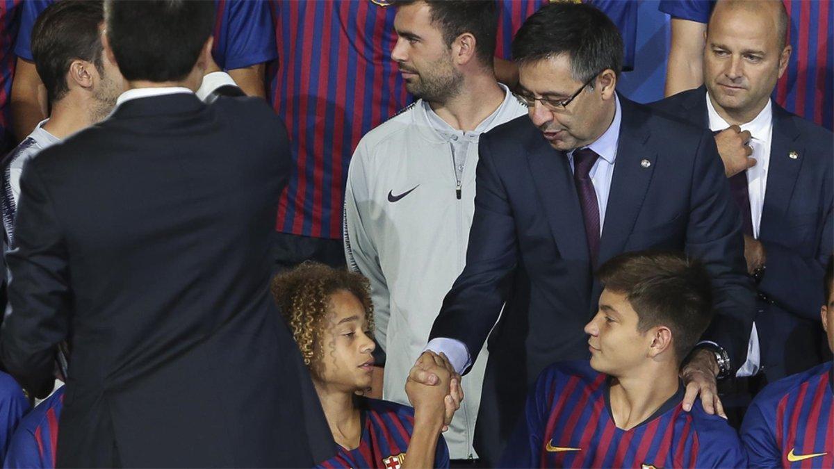 Xavi Simons, con Josep Maria Bartomeu