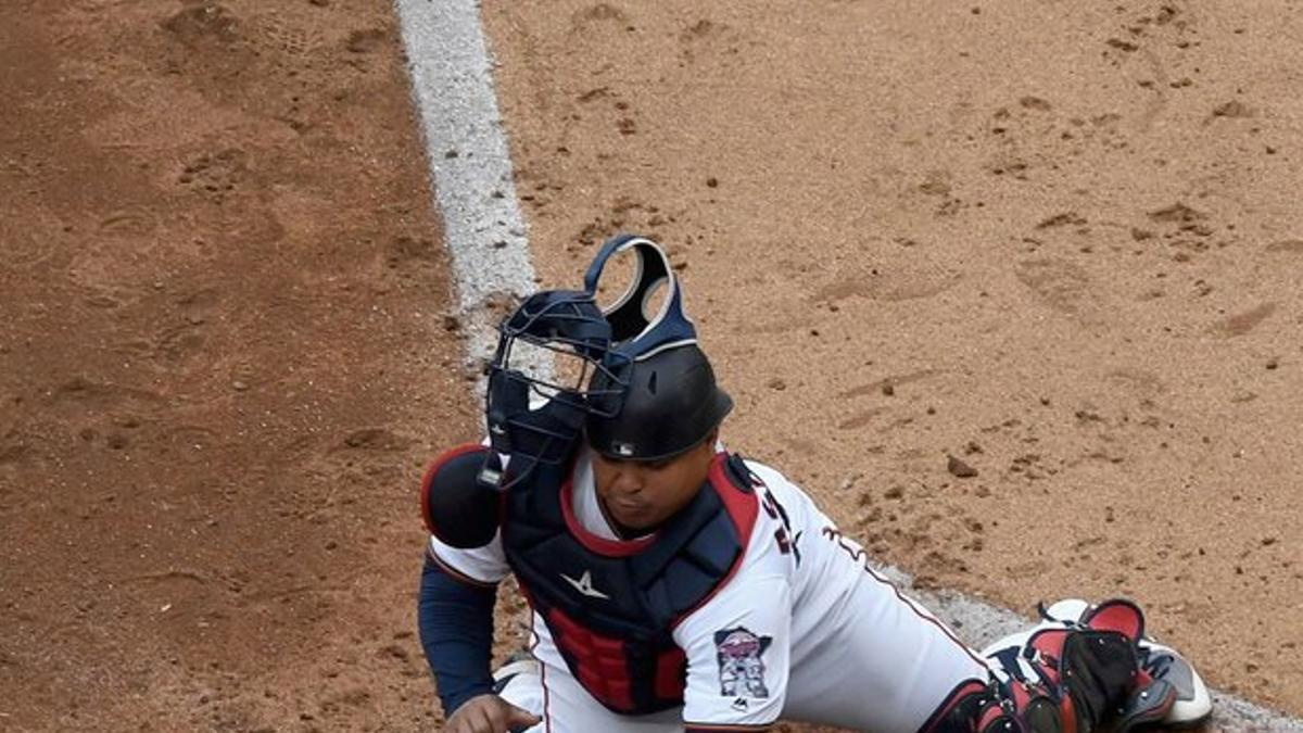 Billy McKinney, de los Toronto Blue Jays, se desliza en el plato para anotar una carrera.