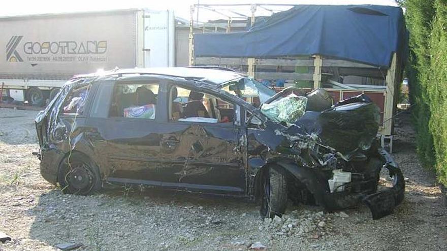 Los pequeños salieron despedidos por el parabrisas del automóvil.