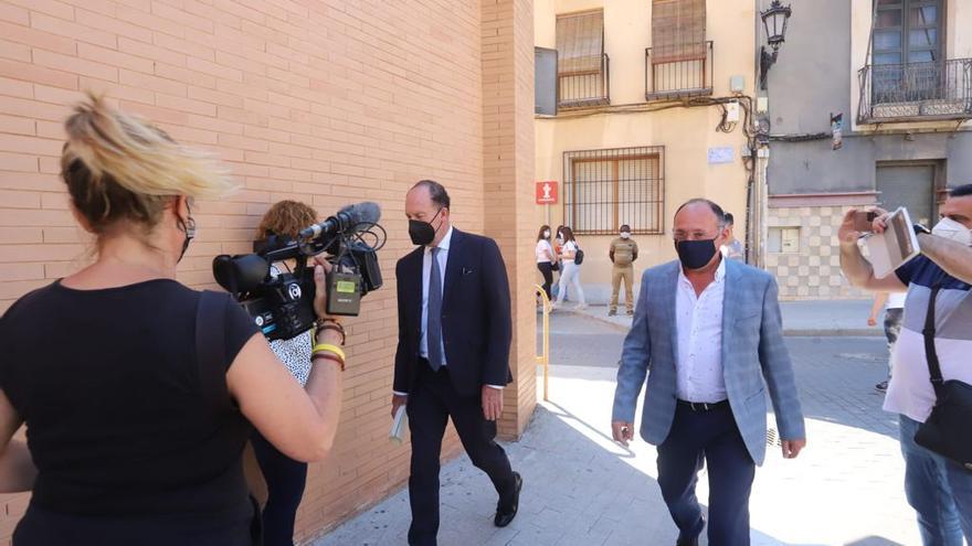 El alcalde de Orihuela a su llegada al juzgado para declarar sobre la denuncia por cobrar sin trabajar