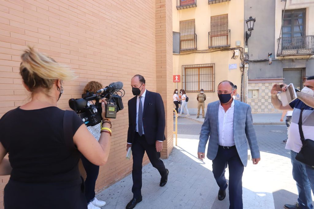 Bascuñana llega al juzgado para declarar sobre la denuncia por cobrar sin trabajar acompañado de dos concejales