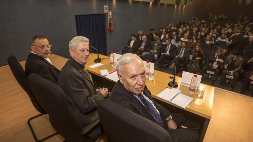 Ramón López, Fernando Mut y José Manuel García Margallo antes del debate celebrado en el Club INFORMACIÓN.