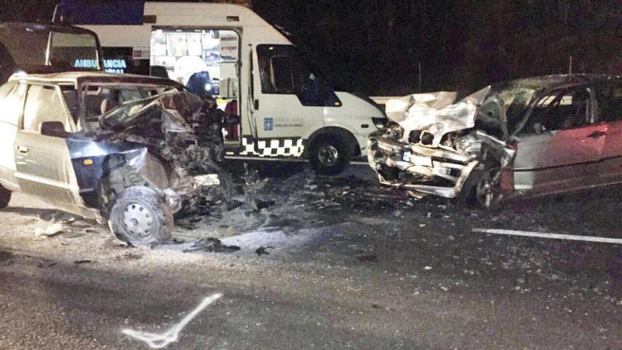 Los dos vehículos siniestrados en el accidente ocurrido en la autovía de O Barbanza. // FdV