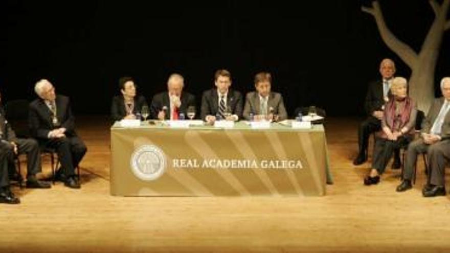 Plenario extraordinario da Real Academia Galega no Teatro Principal de Santiago, con motivo do Día das Letras Galegas adicado a Vidal Bolaño. / xoán álvarez