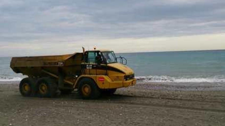 Vuelven los camiones a la playa de Ferrara. Ayer se puso en marcha los trabajos para la regeneración de la playa deTorrox Costa, de cara al próximo periodo estival. Los empresarios locales confían en que sea «la última actuación», ante el reciente anuncio de la instalación de espigones en este tramo del litoral axárquico.