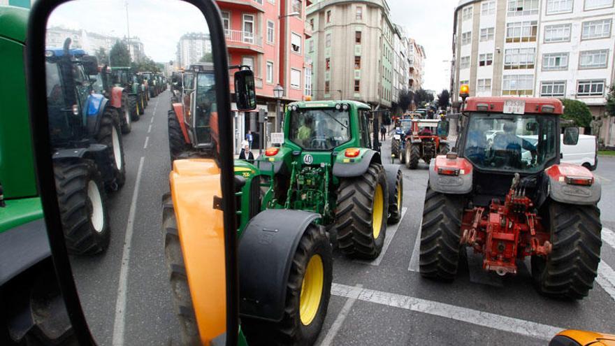 Tractorada convocada por la Plataforma en Defensa del Sector Lácteo en Lugo.
