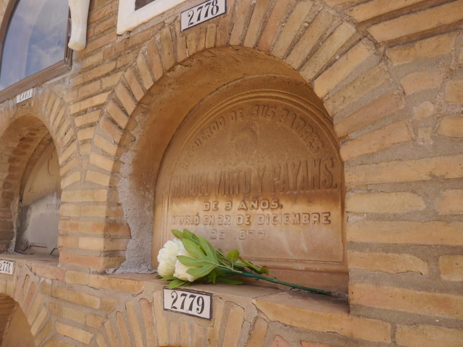 Homenaje a los enterrados más antguos en el cementerio de Valencia