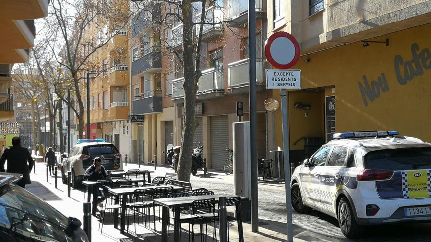 Refuerzan la vigilancia policial en el edificio tomado por okupas en Benicàssim