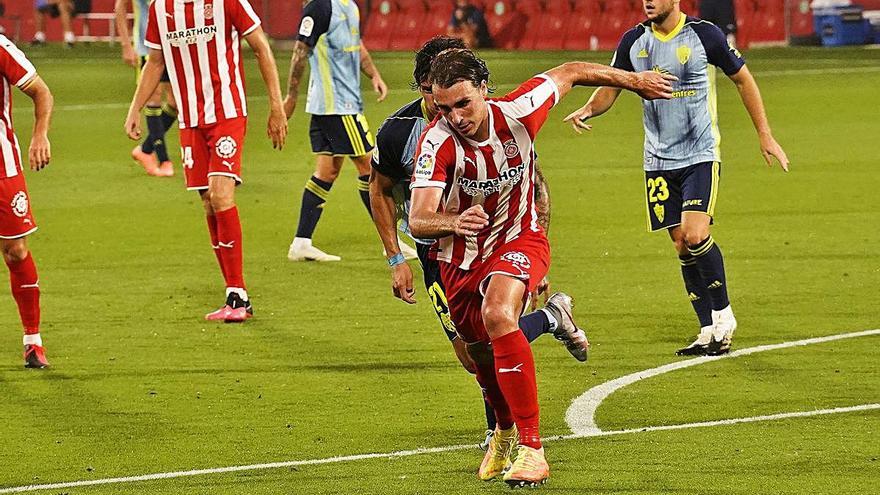 Miquel persegueix la pilota durant un partit contra l&#039;Almeria.