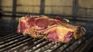 Imagen de un chuletón de dos kilos en la parrilla del asador Sagardi de Barcelona.