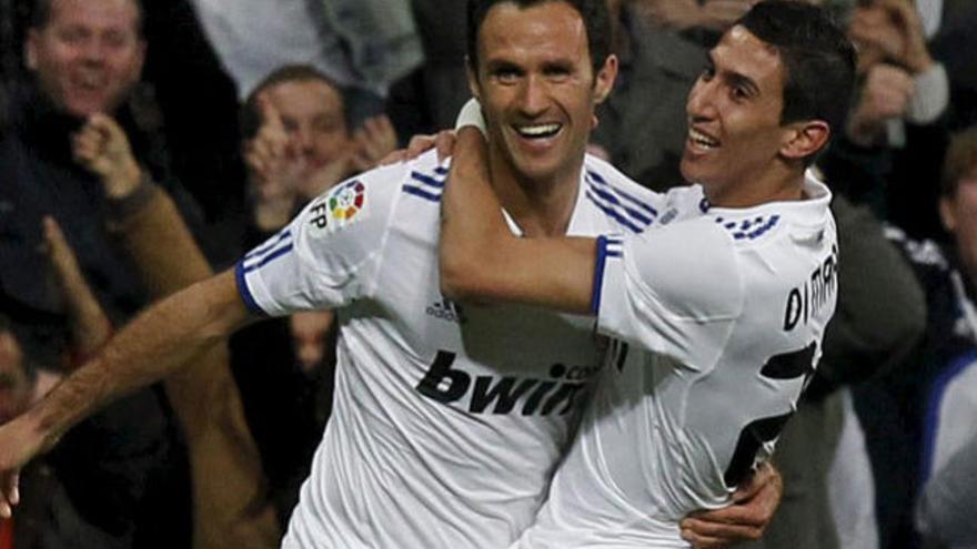 Ricardo Carvalho (i) celebra con Di María la consecución del primer gol del Real Madrid.