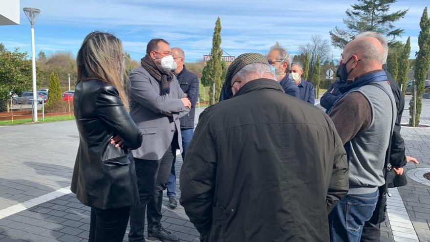 Por la izquierda, Rita Camblor, Adrián Barbón y Óscar Rodríguez (gerente de Bomberos), hablando con trabajadores de Carreteras.