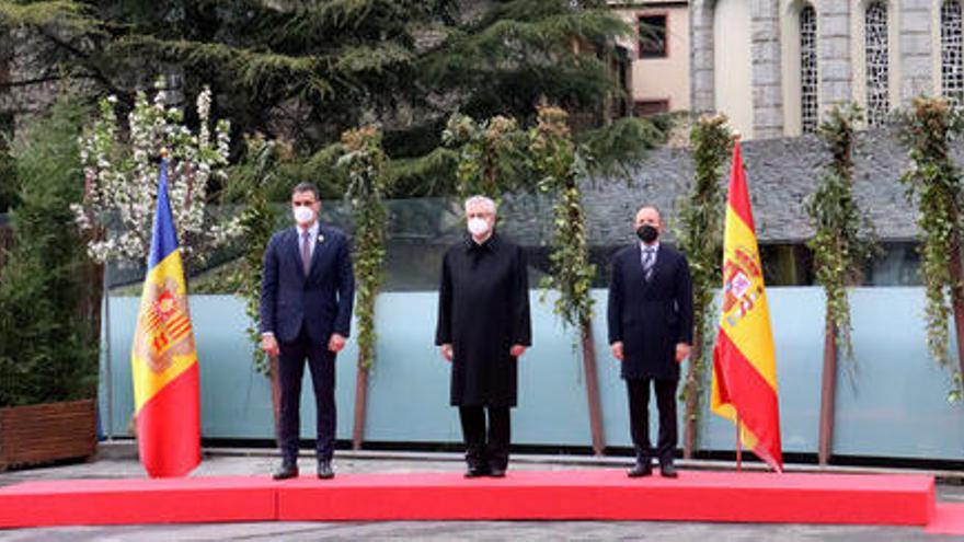 El president del govern espanyol, Pedro Sánchez, acompanyat del copríncep d&#039;Andorra, Joan Enric Vives i del cap de Govern, Xavier Espot, a la cimera Iberoamericana