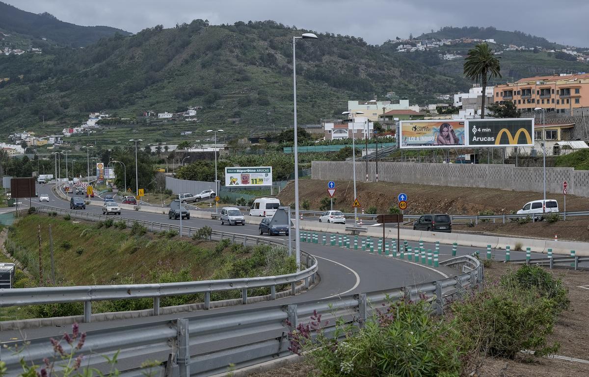 La GC-20, con la glorieta principal de acceso a Arucas al fondo.