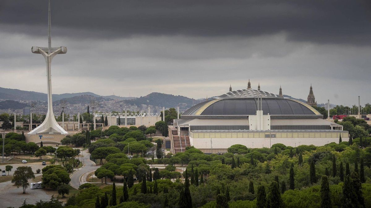 Vistas desde el mirador de Montjuïc del edificio del Sant Jordi Club y el Palau Sant Jordi con la torre de telecomunicaciones de Calatrava