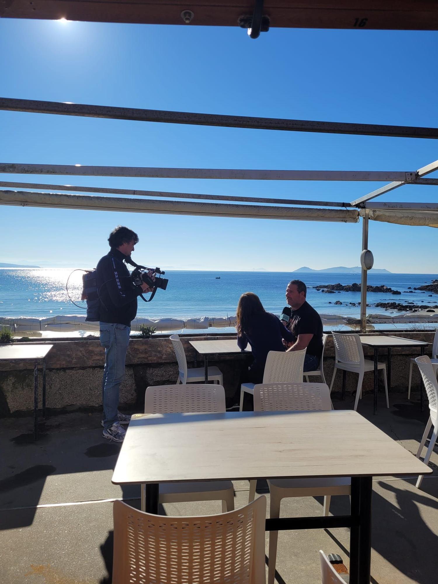 Luis Caneda y el equipo de Telecinco en la terraza del asador Kabalo, con vistas al Atlántico.