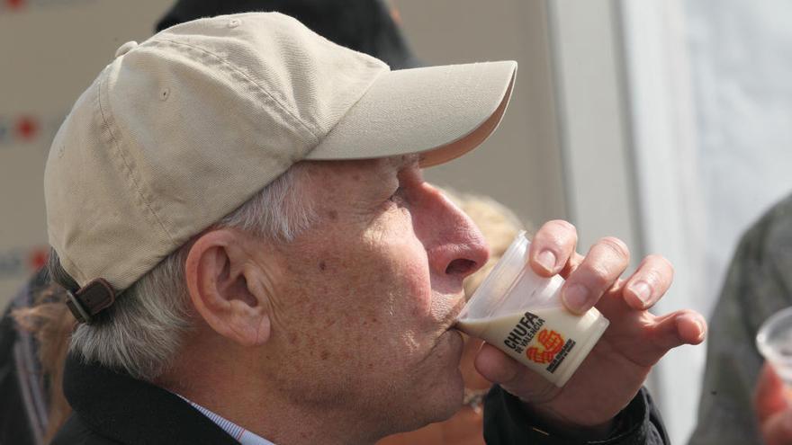 Bebiendo horchata de chufa en el centro de València