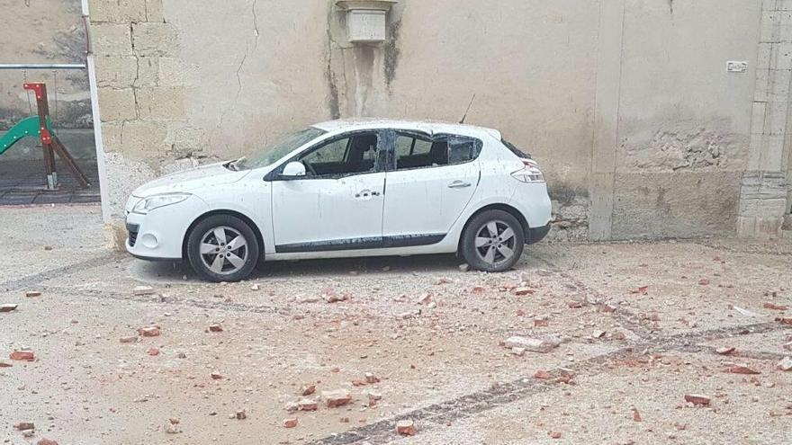 Un rayo rompe el campanar de Xiva de Morella y los escombros caen a la plaza