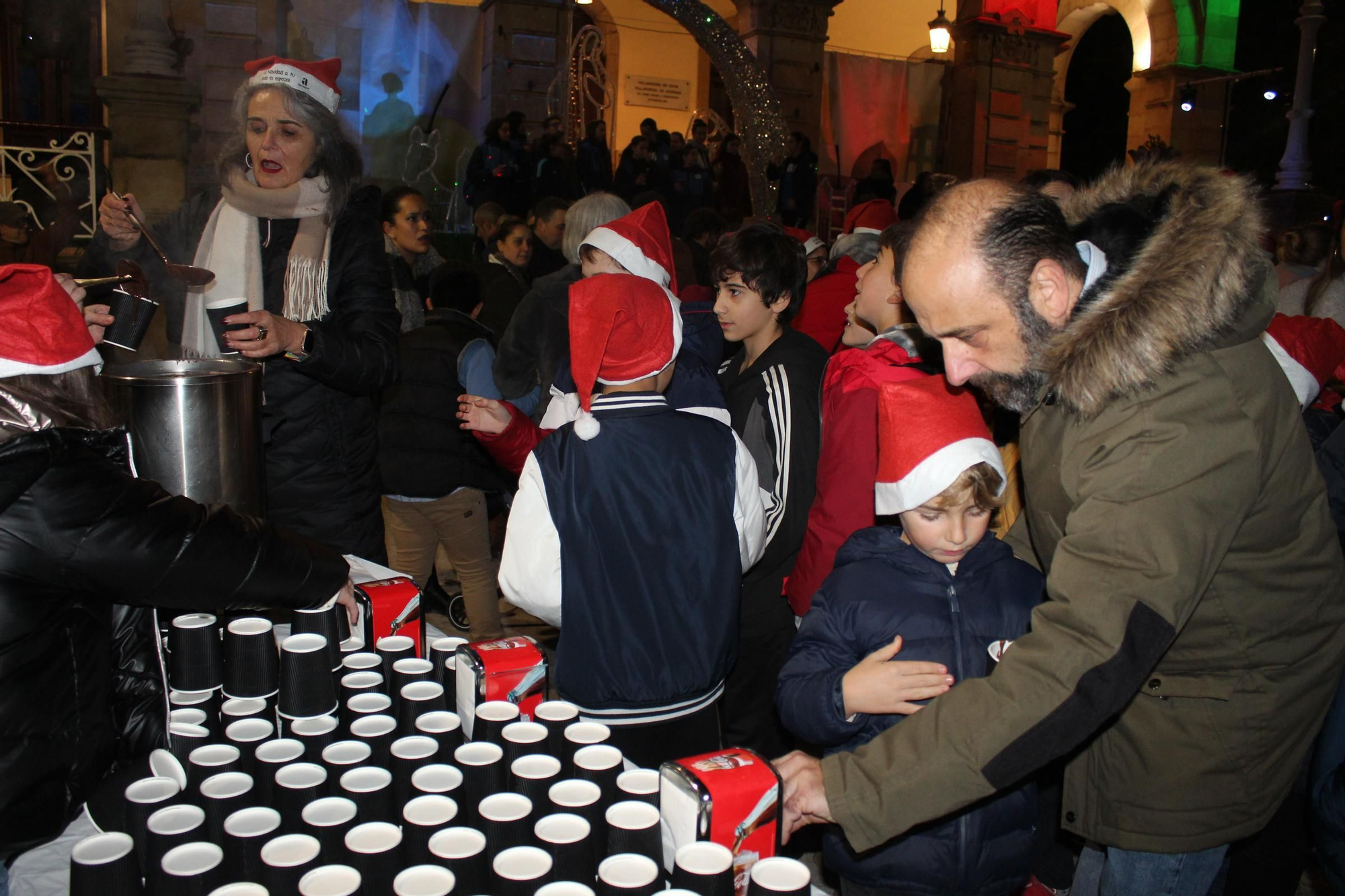 Villaviciosa 'descorcha' la Navidad con un brindis multitudinario