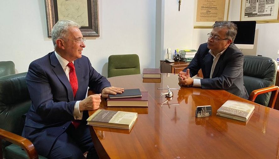 Gustavo Petro y Álvaro Uribe, en su encuentro de hoy.