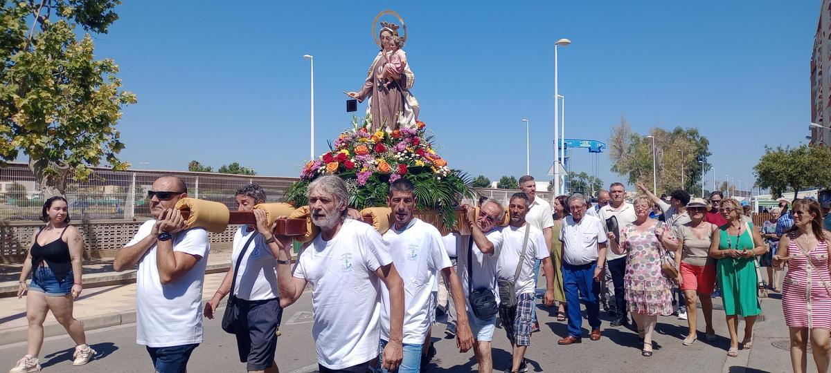 Procesión con la imagen de la Virgen del Carmen portada a hombros.