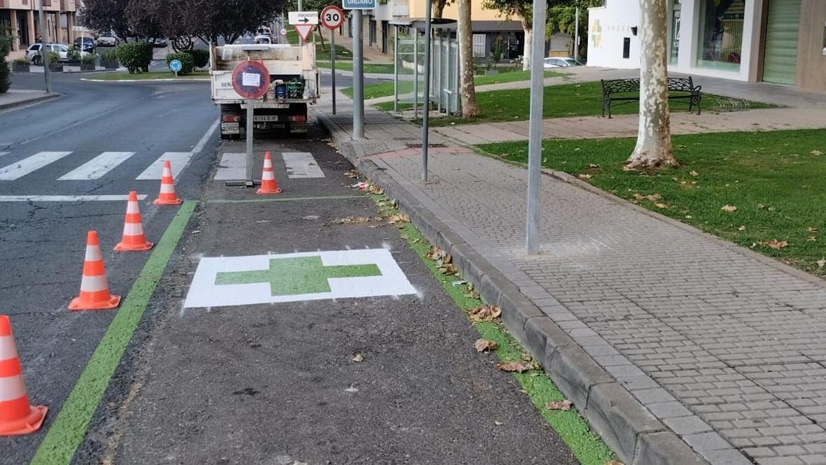 Plasencia empieza a pintar los aparcamientos de 15 minutos para facilitar el acceso a las farmacias