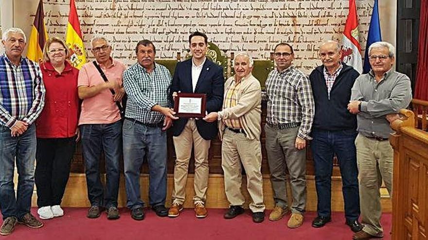 Reconocimiento municipal a la Asociación de Artesanos de la Madera