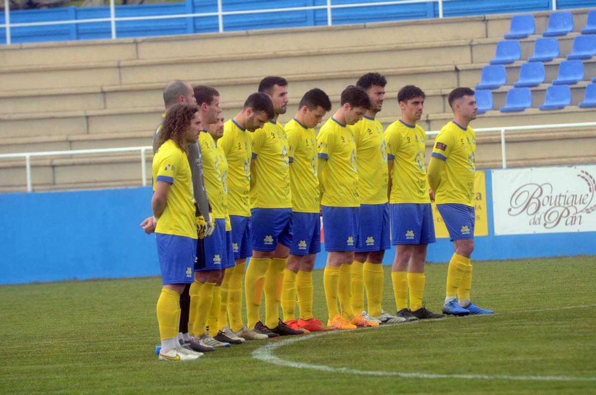Antes del inicio del partido se guardó un minuto de silencio por el exjugador del equipo amarillo Martín Cardalda &quot;Tinín&quot;.