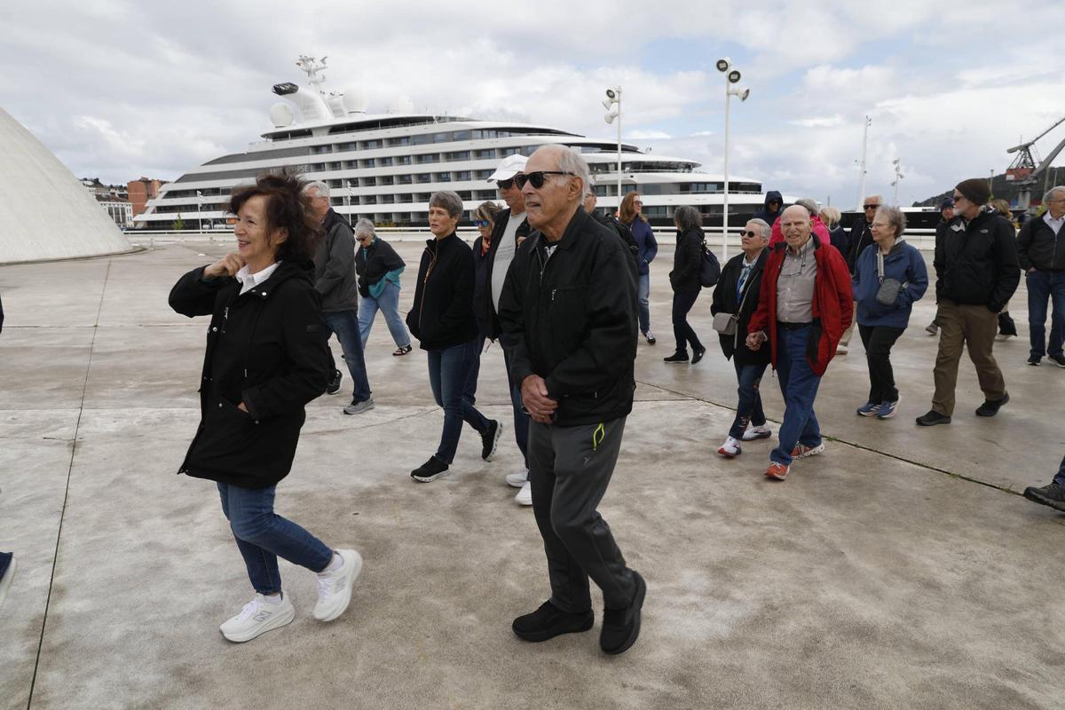 EN IMÁGENES: El Scenic Eclipse ya está en Avilés y la ciudad se llena cruceristas en la primera escala de la temporada EN IMÁGENES: El Scenic Eclipse ya está en Avilés y la ciudad se llena cruceristas en la primera escala de la temporada