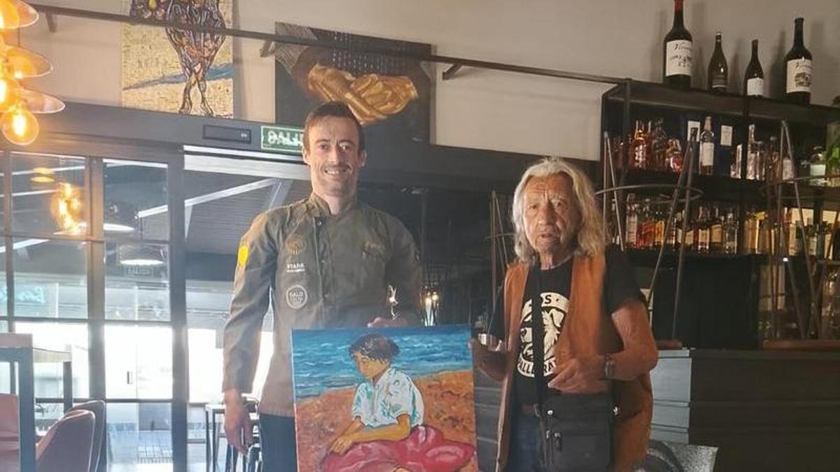 Manuel González Vigo entrega una de sus obras al Restaurante Regatos.
